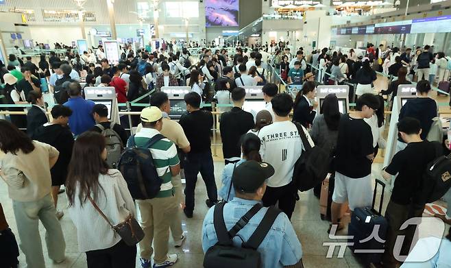 지난해 10월 4일 오전 인천국제공항 제1여객터미널 출국장이 여행객들로 북적이고 있다. 2025.10.4/뉴스1 ⓒ News1 권현진 기자