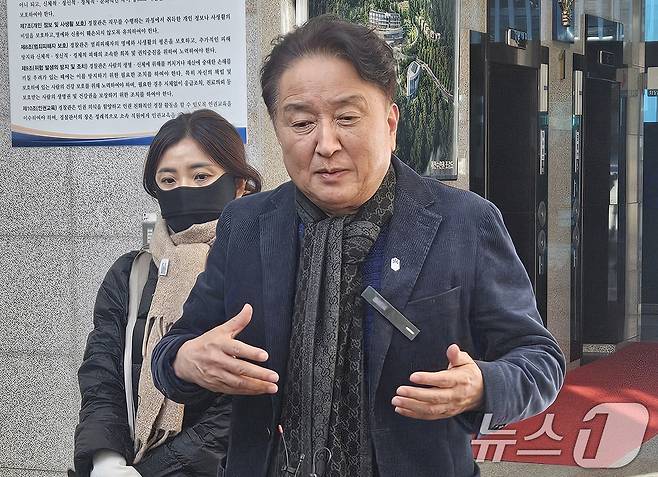 돈봉투 수수 의혹을 받는 김영환 충북지사가 21일 충북경찰청 반부패경제범죄수사대에서 두 번째 소환조사를 마치고 취재진 질문에 답하고 있다. 2025.12.21/뉴스1