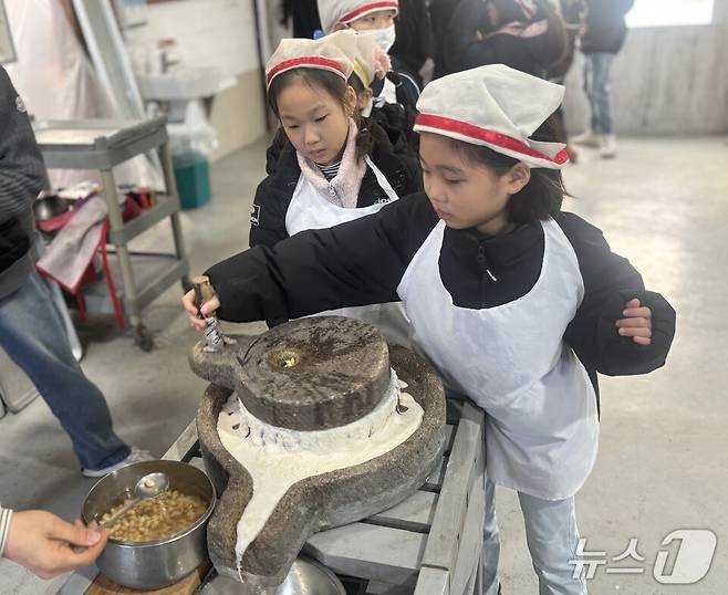 서산초 학생들이 두부만들기 체험을 하고 있다.(전남도교육청 제공, 재판매 및 DB 금지)/뉴스1