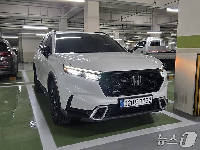 혼다의 준중형 SUV 'CR-V'의 6세대 부분변경 모델인 '뉴 CR-V 하이브리드'의 전·측면부 모습. 2026.01.19/뉴스1 김성식 기자
