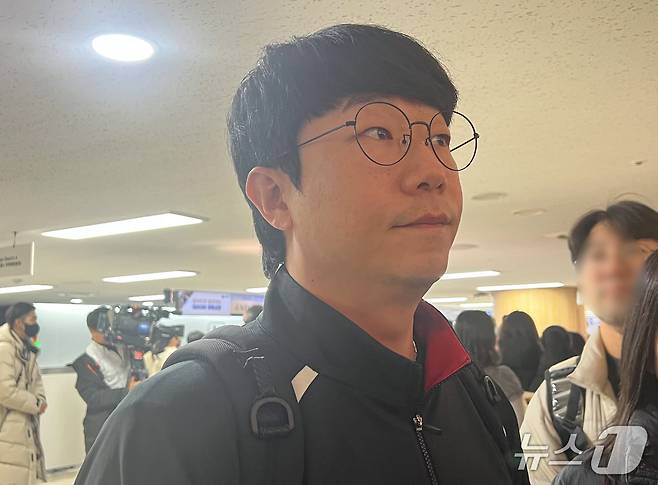 KIA 타이거즈 투수 양현종이 23일 김포공항에서 취재진과 인터뷰를 하고 있다. 2026.1.23/뉴스1 ⓒ News1 이상철 기자