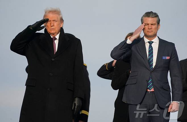 도널드 트럼프 미국 대통령과 피트 헤그세스 국방장관  2025.12.17. ⓒ 로이터=뉴스1 ⓒ News1 류정민 특파원