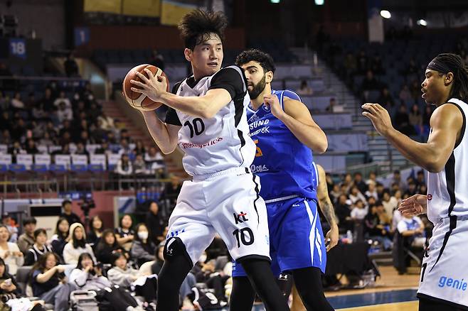 수원 KT(흰색 유니폼)는 24일 서울 잠실실내체육관에서 열린 2025-26 프로농구 서울 삼성전에서 78-71로 역전승했다. (KBL 제공)