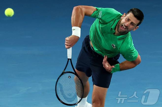 노바크 조코비치가 24일(한국시간) 열린 호주오픈 남자 단식 3회전에서 보틱 판더잔출프를 3-0으로 제압하고, 메이저대회 통산 400승을 달성했다. ⓒ AFP=뉴스1