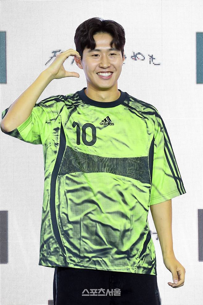 이강인(파리 생제르맹)이 2일 서울 용산구 아이파크몰 리빙파크에서 열린 아이다스 F50 ‘레디언트 블레이즈’ 발매 기념 ‘KANGIN MADE ME DO IT’ 이벤트에서 취재진을 향해 포즈를 취하고 있다. 2025. 8. 2.  박진업 기자 upandup@sportsseoul.com