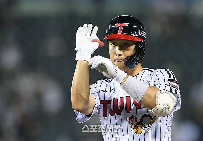 LG 구본혁이 5일 잠실구장에서 열린 2025 KBO리그 두산과 경기 4회말 무사 1-3루 상황에서 두산 선발 최승용을 상대로 1타점 적시타를 친 뒤 세리머니를 하고 있다. 잠실 | 박진업 기자 upandup@sportsseoul.com