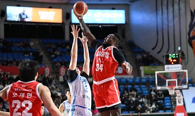 SK 워니가 24일 서울 잠실학생체육관에서 열린 2025~2026 LG전자 프로농구 4라운드 한국가스공사전에서 리바운드를 따내고 있다. 사진 | KBL