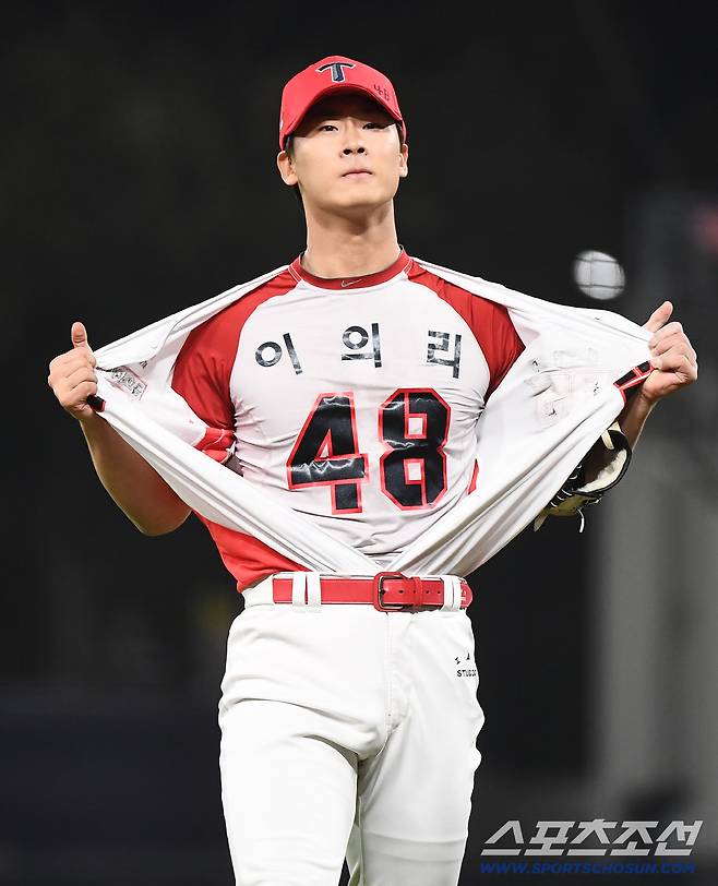 28일 광주 기아 챔피언스필드에서 열린 삼성과 KIA의 한국시리즈 5차전. KIA 곽도규가 6회초를 무실점으로 막은 후 '이의리 유니폼' 세리머니를 펼치고 있다. 광주=정재근 기자 cjg@sportschosun.com/2024.10.28/