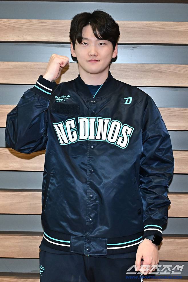 24일 오후 NC 다이노스 선수단이 인천공항을 통해 전지훈련이 열리는 미국으로 출국했다. 포즈를 취하고 있는 전사민. 인천공항=송정헌 기자songs@sportschosun.com/2026.01.24/