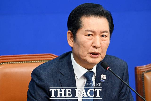 정청래 더불어민주당 대표가 22일 조국혁신당과 합당을 '깜짝' 제안한 이후 범여권이 술렁이고 있다. /남용희 기자