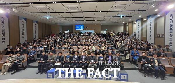 김제선 대전 중구청장이 24일 충남대학교병원 임상교육시뮬레이션센터 대강당에서 저서 '시민이 길을 만든다' 출판 전시회를 개최했다. /정예준 기자