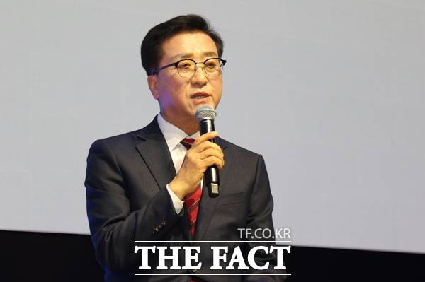 조원휘 대전시의회 의장이 24일 대전컨벤션센터에서 저서 '오직 유성' 출판 기념회를 개최했다. /정예준 기자