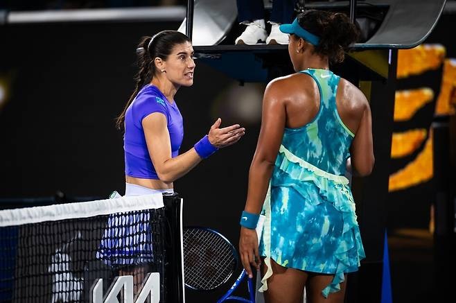 경기 후 썰렁한 분위기로 갈등을 빚은 오사카 나오미와 소르나 크르스테아. 테니스 코리아 캡처