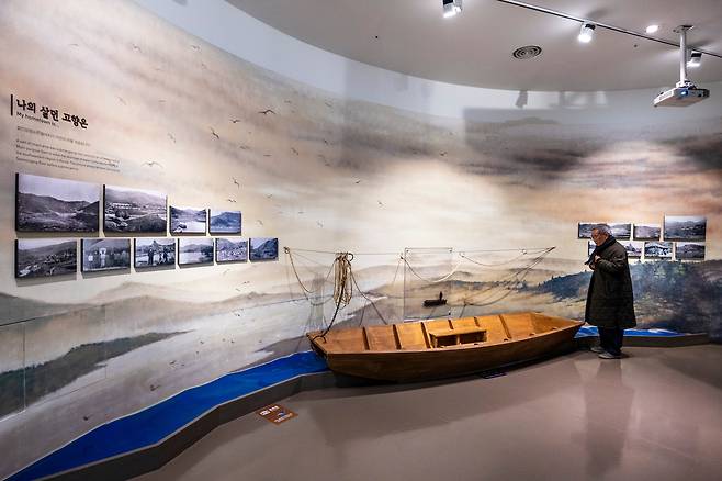 운암교 부근 '섬진강댐 물문화관' 상설전시실에 전시된 '섬진강 줄배'. 시인은 "예전엔 이 줄배를 타고 섬진강을 건너기도 했다"며 옛 이야기를 들려주었다. / 이신영 영상미디어 기자
