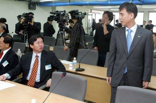 지난 2005년 열린우리당 회의에서 유시민(오른쪽) 당시 의원과 김영춘 의원이 서로를 바라보는 모습. /조선일보DB
