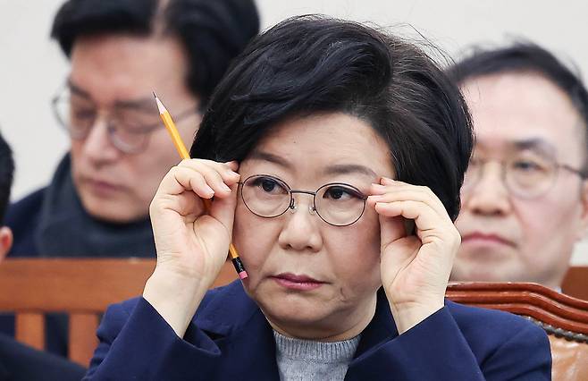 이혜훈 기획예산처 장관 후보자가 23일 국회 재정경제기획위원회 전체회의에서 열린  인사청문회에서 안경을 고쳐쓰고 있다. /남강호 기자