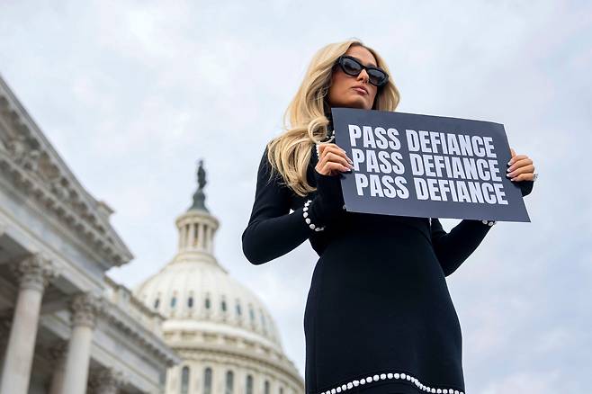 패리스 힐튼이 22일 미 의회에서 기자회견을 하고 있다. /UPI 연합뉴스