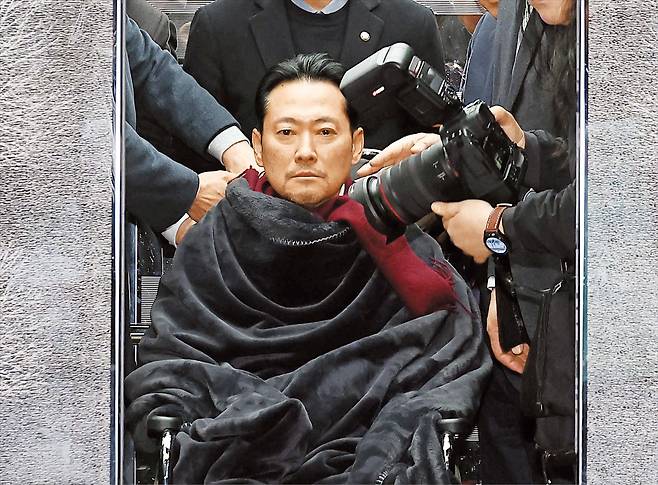 장동혁의 선택은…  22일 국민의힘 장동혁 대표가 더불어민주당에 쌍특검법(통일교·민주당 공천 뇌물 특검) 수용을 촉구하며 8일간 이어가던 단식을 중단하고 병원으로 이송되고 있다. 장 대표가 단식을 마치면서 한동훈 전 대표에 대한 제명 조치를 최종 의결할지 등이 주목받고 있다./남강호 기자