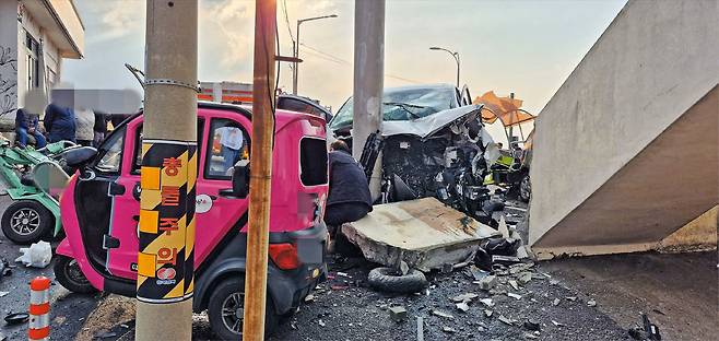 지난해 11월 24일 제주 우도에서 60대 운전자가 몰던 흰색 스타리아 승합차가 천진항 대합실 건물과 전봇대를 들이받고 멈춰선 모습. 차량이 형체를 알아보기 어려울 정도로 파손됐다. 대합실의 콘크리트 계단도 일부 깨졌다. 주차돼 있던 전동 카트는 창문이 깨지고 찌그러졌다. /우도 주민 제공