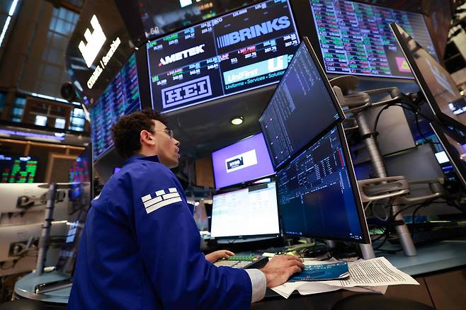 2026년 1월 23일(현지 시각) 미국 뉴욕에서 뉴욕증권거래소(NYSE) 개장 종소리와 함께 트레이더가 거래하고 있다. /AFP·연합뉴스