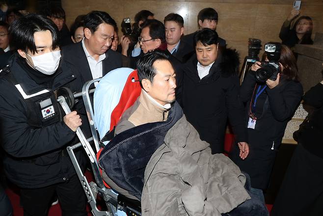 22일 통일교·공천헌금 '쌍특검' 수용을 요구하며 8일째 단식을 이어가던 국민의힘 장동혁 대표가 건강 악화로 국회에서 병원으로 이송되고 있다. 연합뉴스
