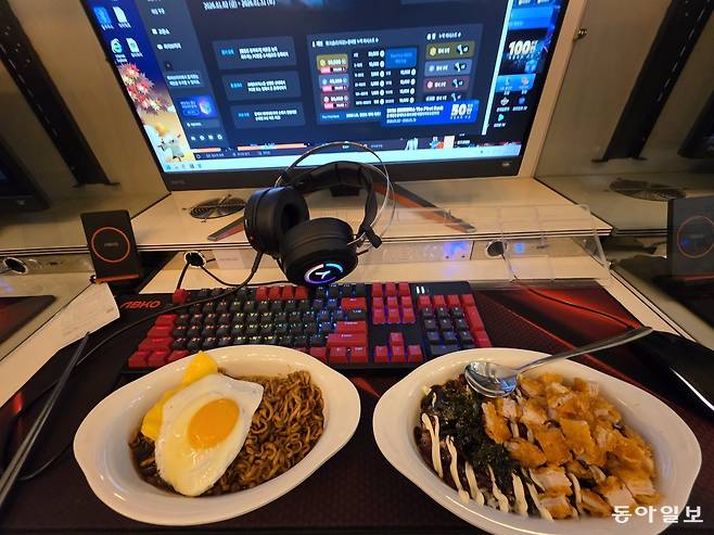 PC방 ‘레드포스 아레나’의 짜계치(왼쪽)와 치킨덮밥.