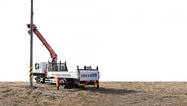흑두루미 서식지의 전봇대를 제거하는 모습. 순천시청 제공