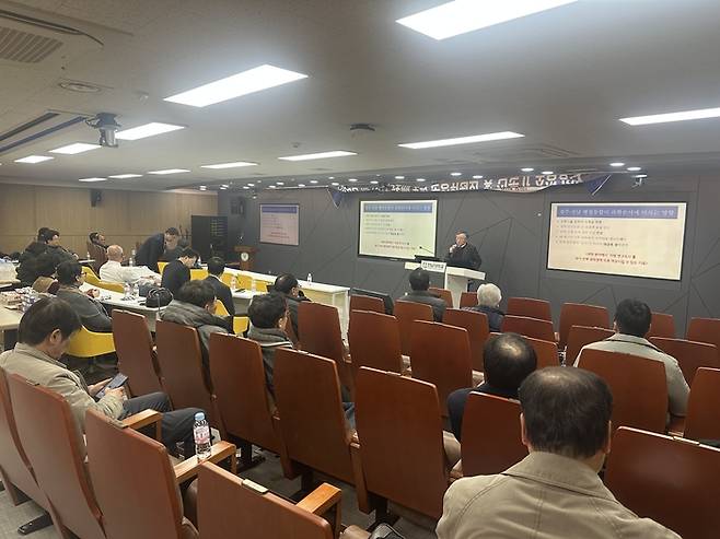 김영집 아시아사이언스파크협회장(전 광주테크노파크 원장)이 23일 오후 전남대학교 자연과학대학 1호관 사이언스홀에서 열린 '1.5도씨 포럼 운영위원회 및 전문가 초청강연'에서 '광주전남통합과 과학기술정책의 변화'을 주제로 특별강연하고 있다.