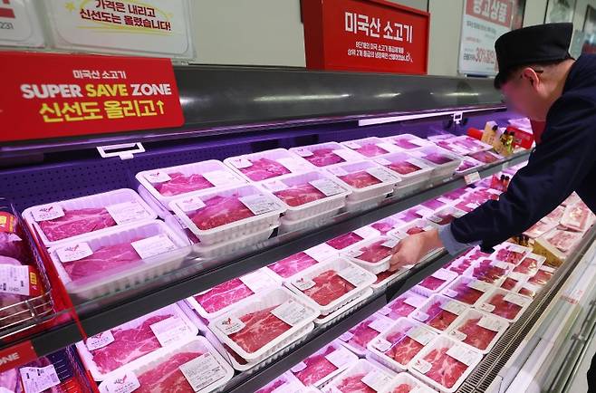 고환율 여파로 서민들의 체감 경기가 빠르게 위축되고 있다. 사진은 서울의 한 대형마트 정육코너에 미국산 소고기가 진열돼 있는 모습. /뉴스1