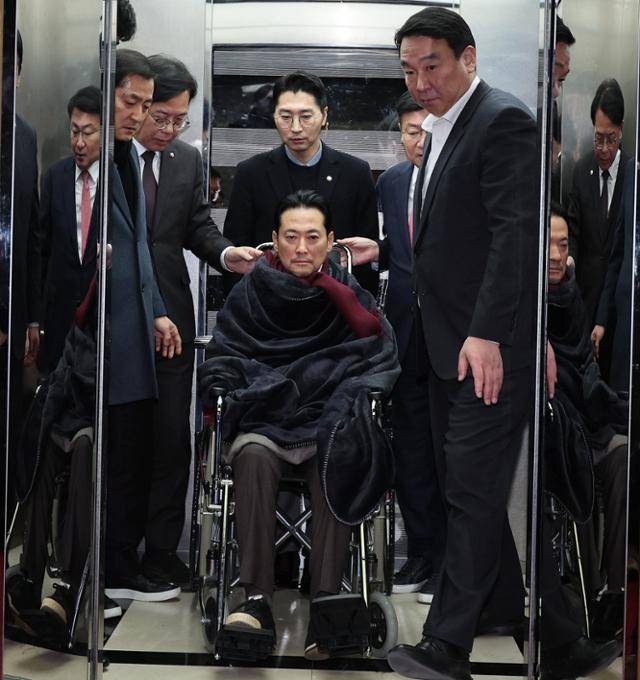 통일교·공천헌금 쌍특검법 수용을 촉구하며 단식을 시작한 장동혁 국민의힘 대표가 22일 서울 여의도 국회에서 단식 7일 만에 박근혜 전 대통령의 단식 중단 권고를 받아들여 병원으로 이송되고 있다. 뉴스1