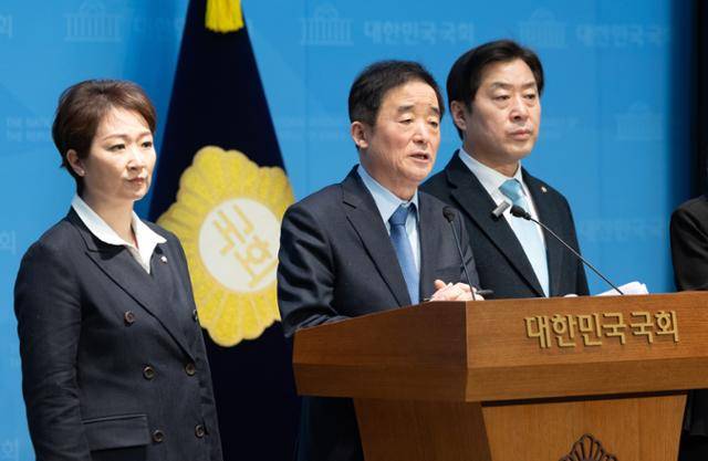 이언주, 황명선, 강득구 더불어민주당 최고위원이 23일 서울 여의도 국회 소통관에서 정청래 대표의 조국혁신당과의 합당 제안과 관련해 규탄 및 사과를 촉구하는 기자회견을 하고 있다. 뉴스1