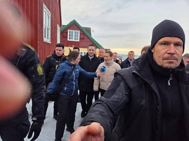 메테 프레데릭센(가운데) 덴마크 총리가 23일 그린란드 수도 누크를 전격 방문한 가운데 현지 언론과 인터뷰하고 있다. 누크=정승임 특파원