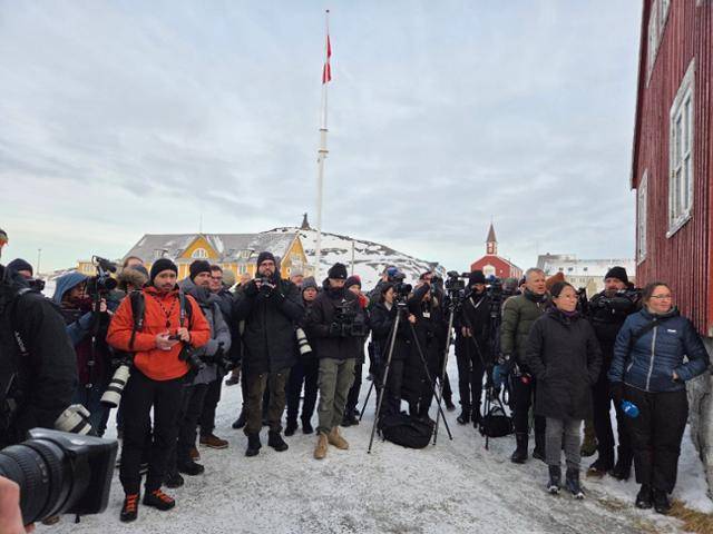 23일 메테 프레데릭센 덴마크 총리의 갑작스런 그린란드 수도 방문에 현지에 머무르는 외신 기자들도 분주하게 움직였다. 사진은 오찬 회담 장소 밖에서 대기하는 취재진들. 누크=정승임 특파원