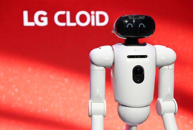 LG전자 가사 도움 로봇인 클로이드가 세계 최대 가전·정보기술(IT) 전시회 CES 2026을 앞둔 5일(현지시간) 미국 네바다주 라스베이거스 만달레이호텔에서 열린 LG 월드 프리미어 2026에서 인사하고 있다. 연합뉴스