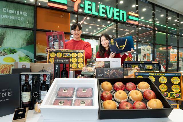 세븐일레븐이 다음 달 23일까지 '따뜻한 마음을 전하는 풍요로운 설맞이'를 슬로건으로 식품부터 생활용품, 재테크 상품 등 다양한 선물 세트를 판매한다. 세븐일레븐 제공