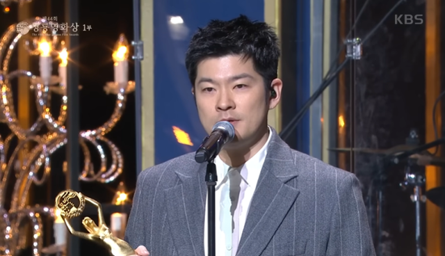 영화 '밀수' 장기하 음악감독이 지난 2023년 제44회 청룡영화상에서 음악상 수상의 영예를 안았다. '제44회 청룡영화상' 영상 캡처