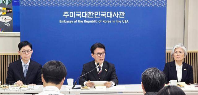 김민석 국무총리가 23일 미국 워싱턴 주미대사관에서 한국 특파원단 대상 간담회를 하고 있다. 김 총리 왼쪽은 박윤주 외교부 1차관, 오른쪽은 강경화 주미대사. 워싱턴=권경성 특파원