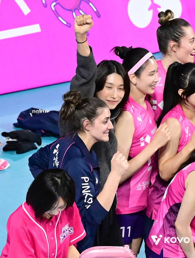 김연경 현장 응원 받은 흥국생명, 전반기 2위 마감...'요시하라 매직' 통했다