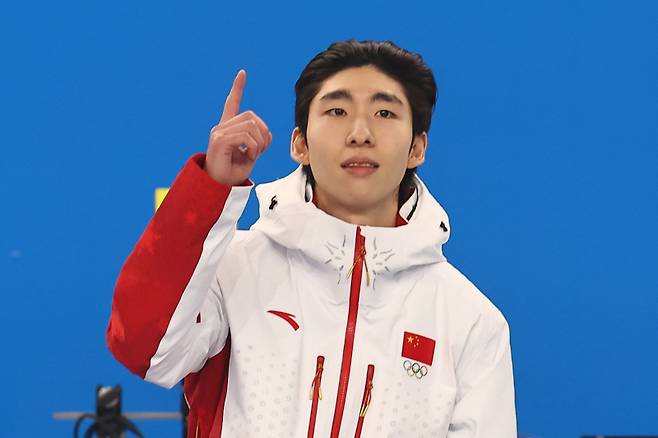 <yonhap photo-4630="">(하얼빈=연합뉴스) 서대연 기자 = 8일 중국 하얼빈 헤이룽장 빙상훈련센터 다목적홀에서 열린 하얼빈 동계아시안게임 쇼트트랙 남자 500m 시상식에서 금메달을 따낸 중국 린샤오쥔(한국명 임효준)이 시상대에 오르며 손가락으로 숫자 1을 만들어 보이고 있다. 2025.2.8 dwise@yna.co.kr/2025-02-08 16:34:49/ <저작권자 ⓒ 1980~2025 ㈜연합뉴스. 무단 전재 재배포 금지, AI 학습 및 활용 금지></yonhap>