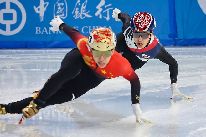<yonhap photo-4868=""> 린샤오쥔 쫓는 박지원 (하얼빈=연합뉴스) 서대연 기자 = 8일 중국 하얼빈 헤이룽장 빙상훈련센터 다목적홀에서 열린 하얼빈 동계아시안게임 쇼트트랙 혼성 2,000m 계주 결승에서 마지막 주자 박지원이 선두로 달리고 있는 중국 린샤오쥔을 쫓고 있다. 린샤오쥔은 이 경기에서 선두로 달리다 넘어졌다. 2025.2.8 dwise@yna.co.kr/2025-02-08 18:08:38/ <저작권자 ⓒ 1980~2025 ㈜연합뉴스. 무단 전재 재배포 금지, AI 학습 및 활용 금지></yonhap>