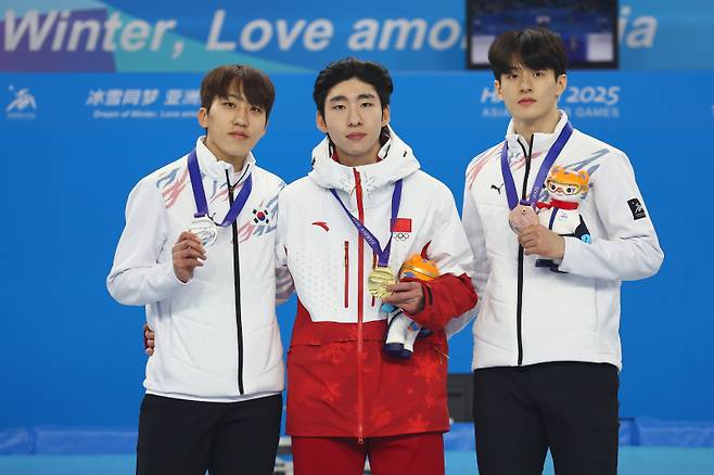 <yonhap photo-4628=""> 이번엔 린샤오쥔 금메달, 박지원 은메달, 장성우 동메달 (하얼빈=연합뉴스) 서대연 기자 = 8일 중국 하얼빈 헤이룽장 빙상훈련센터 다목적홀에서 열린 하얼빈 동계아시안게임 쇼트트랙 남자 500m 시상식에서 금메달을 따낸 중국 린샤오쥔(한국명 임효준, 가운데), 은메달을 획득한 박지원(왼쪽). 동메달을 차지한 장성우가 함께 기념촬영을 하고 있다. 2025.2.8 dwise@yna.co.kr/2025-02-08 16:32:16/ <저작권자 ⓒ 1980~2025 ㈜연합뉴스. 무단 전재 재배포 금지, AI 학습 및 활용 금지></yonhap>