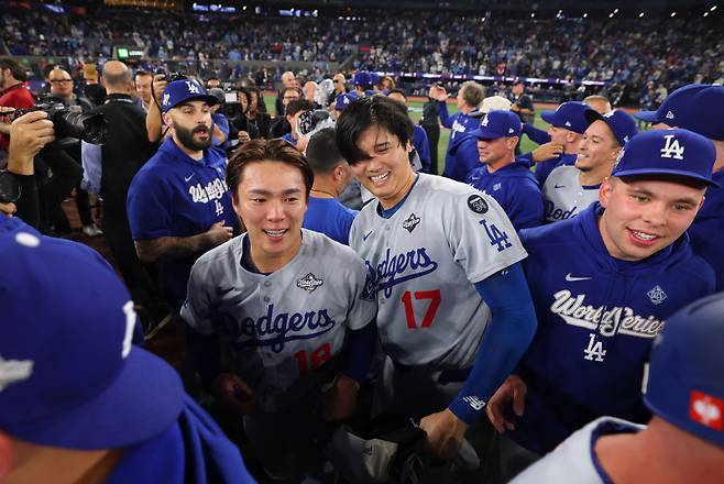 <yonhap photo-6148=""> TORONTO, ONTARIO - NOVEMBER 02: Yoshinobu Yamamoto #18 and Shohei Ohtani #17 of the Los Angeles Dodgers celebrate with teammates after defeating the Toronto Blue Jays 5-4 in game seven of the 2025 World Series at Rogers Center on November 02, 2025 in Toronto, Ontario. Gregory Shamus/Getty Images/AFP (Photo by Gregory Shamus / GETTY IMAGES NORTH AMERICA / Getty Images via AFP)/2025-11-02 13:36:11/ <저작권자 ⓒ 1980~2025 ㈜연합뉴스. 무단 전재 재배포 금지, AI 학습 및 활용 금지></yonhap>