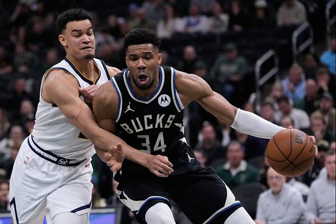 <yonhap photo-3203=""> Milwaukee Bucks' Giannis Antetokounmpo (34) tries to get past Denver Nuggets' Spencer Jones during the second half of an NBA basketball game Friday, Jan. 23, 2026, in Milwaukee. (AP Photo/Morry Gash)/2026-01-24 14:30:14/ <저작권자 ⓒ 1980~2026 ㈜연합뉴스. 무단 전재 재배포 금지, AI 학습 및 활용 금지></yonhap>