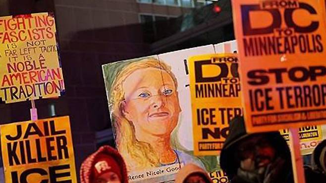 미국 이민당국의 공권력 남용을 규탄하는 시위