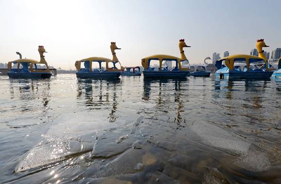 한파가 이어지고 있는 가운데 서울 뚝섬한강공원 선착장에 강물이 얼어 있다. [사진=연합뉴스]