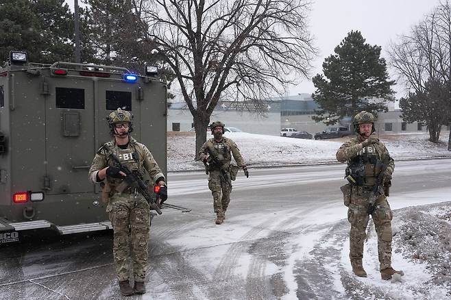 16일(현지시간) 미국 미네소타주 세인트폴에서 연방수사국(FBI) 요원들이 사건 현장을 조사하고 있다. AP=연합뉴스