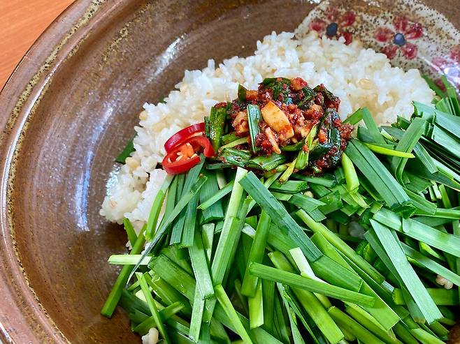 잠시 일을 멈추고 먹는 부추비빔밥은 꿀맛이다. [사진 박상현]