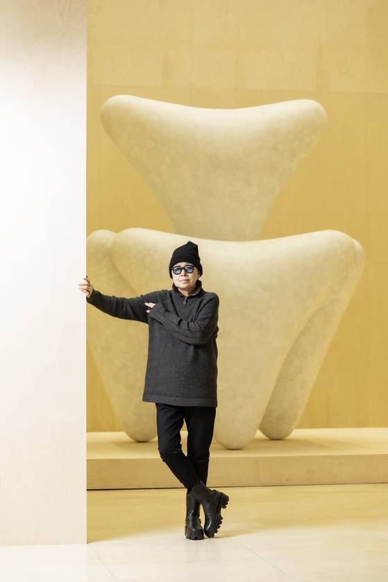 최재은 작가와 인류의 기원을 상징하는 2미터 높이의 조각 작품 ‘루시’. 최기웅 기자