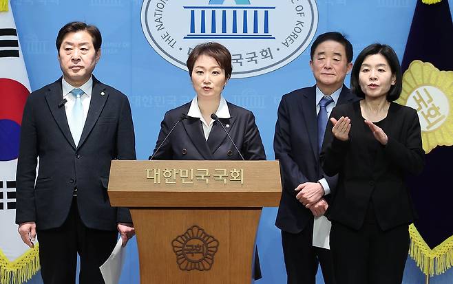 황명선·이언주·강득구 민주당 최고위원(왼쪽부터)이 23일 오후 국회 소통관에서 조국혁신당 합당 제안과 관련해 입장을 밝히고 있다. 임현동 기자