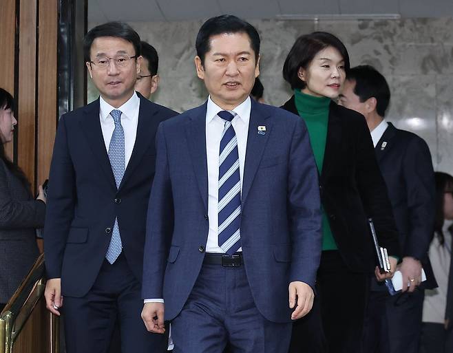 정청래 더불어민주당 대표(가운데)가 20일 국회에서 열린 공청회에 참석하고 있다. 임현동 기자